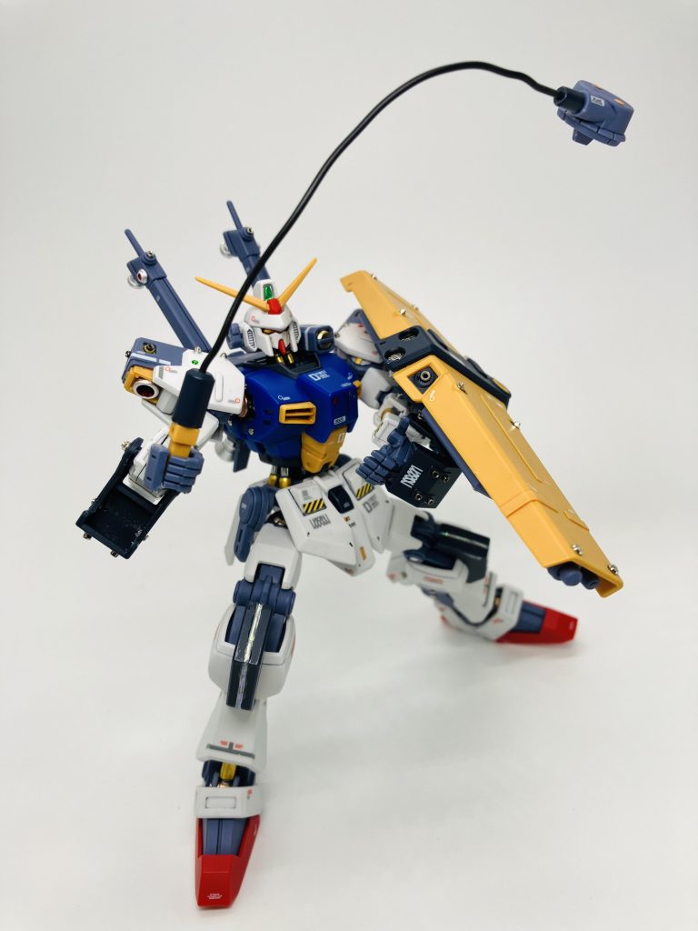 背部アーマーには有線爆弾が付属、リード線で躍動的に🤗ケンプファーのチェーンマインを思い出します😆