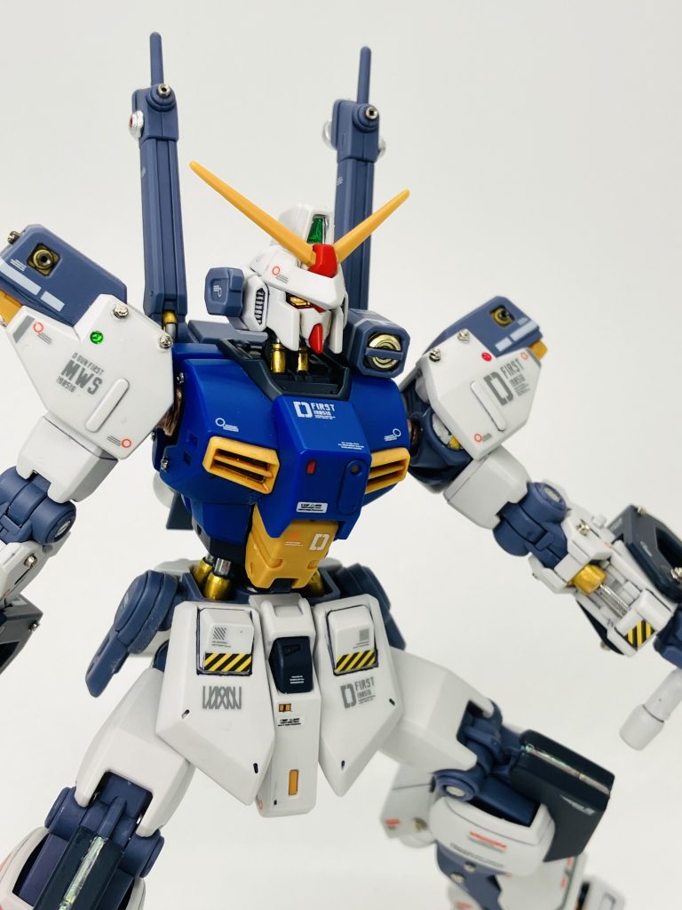 肩部には赤&緑のランプを今回もレジン液で再現、なんとなくアクセントになるので今回も頼ってます🥴