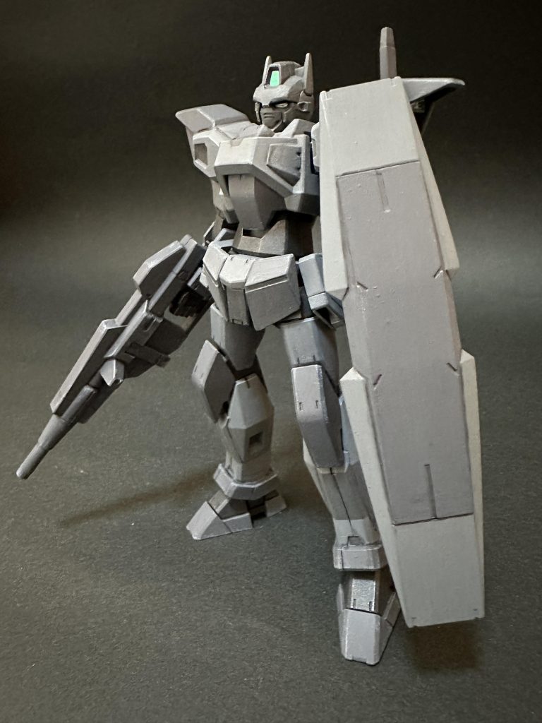 下地のグレーを塗ったところ。なんとなく塗り分けてしまったのですが、あらためて見るとこれはこれで悪くないような気もしてきます。