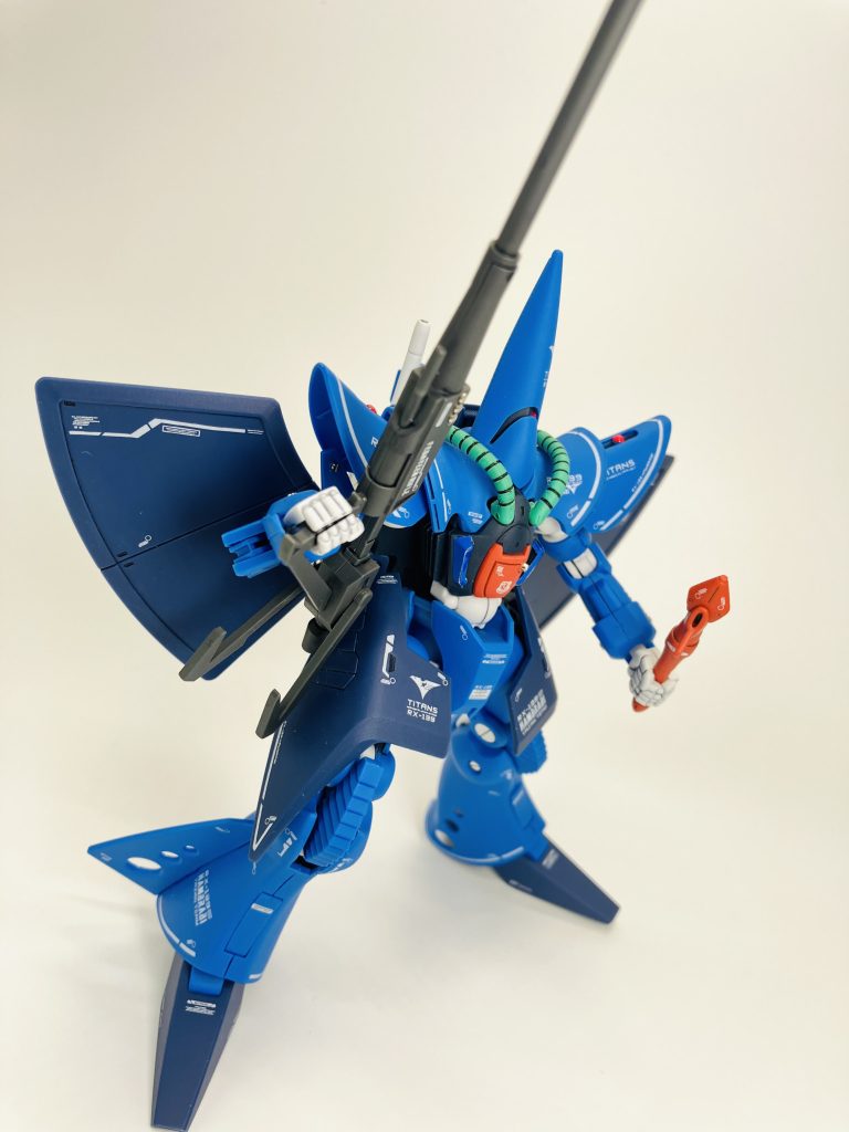 武装はフェダーイン•ライフルにビームサーベル、特徴的な海ヘビ🐍このライフルが構えにくいんですよね、カッコいいんですが😅