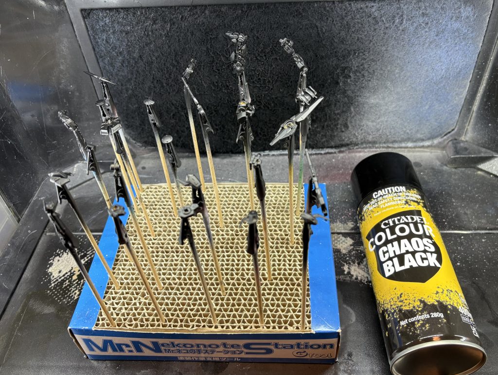 今回はキャンディ塗装なのでシタデルスプレーの黒で下地塗装。