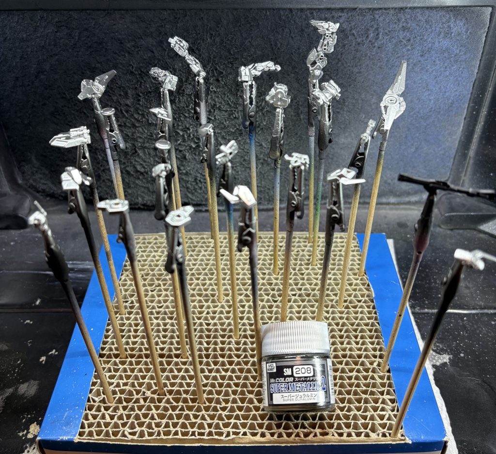 キャンディ塗装の下地シルバーをスーパージュラルミンで塗装。