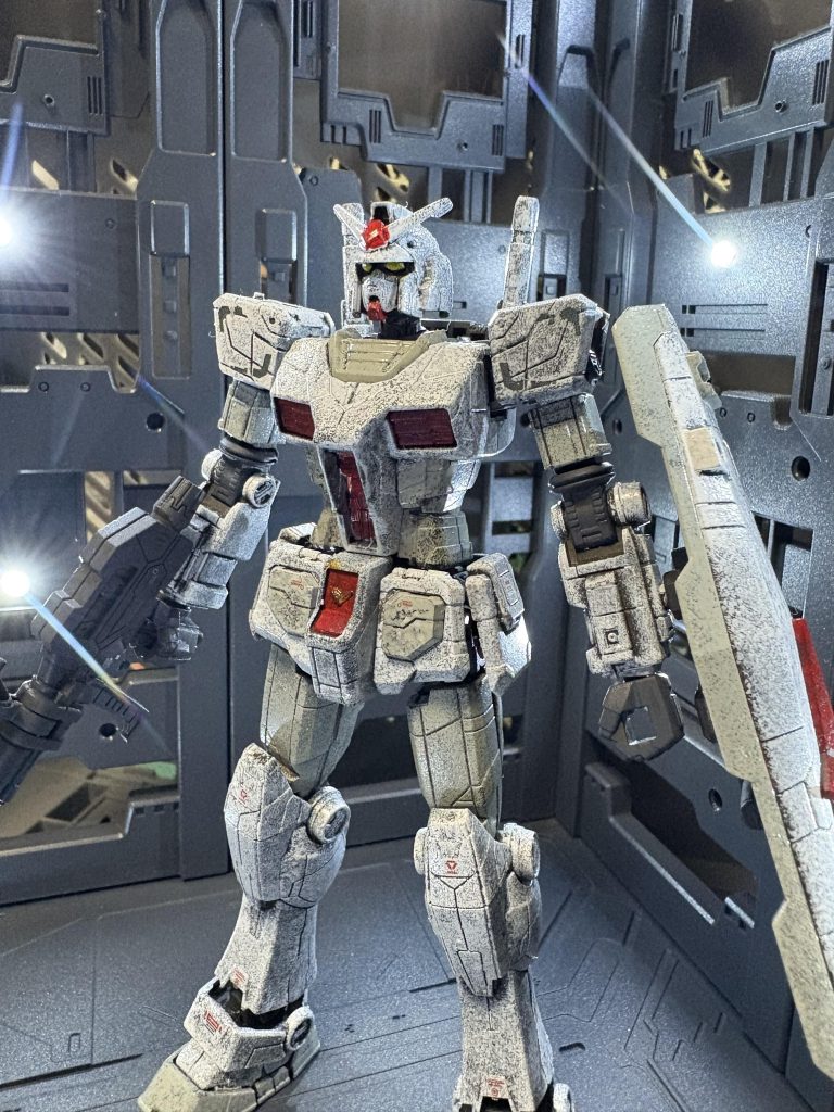 ガンプラを久しぶりに始めた頃は息子も小さかったので水性塗料で作っていましたが、いつからかラッカー塗料でエアブラシが普通になっていました。