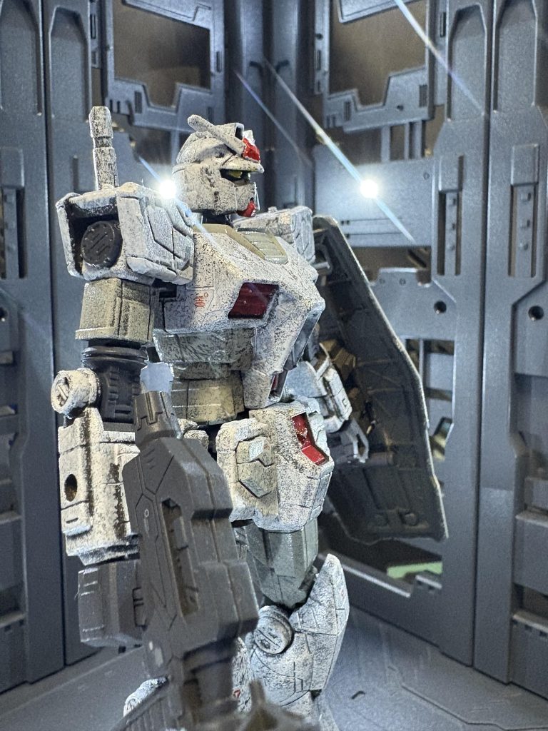 ベタ塗りの下地は模型用でないグレーのラッカースプレーで。