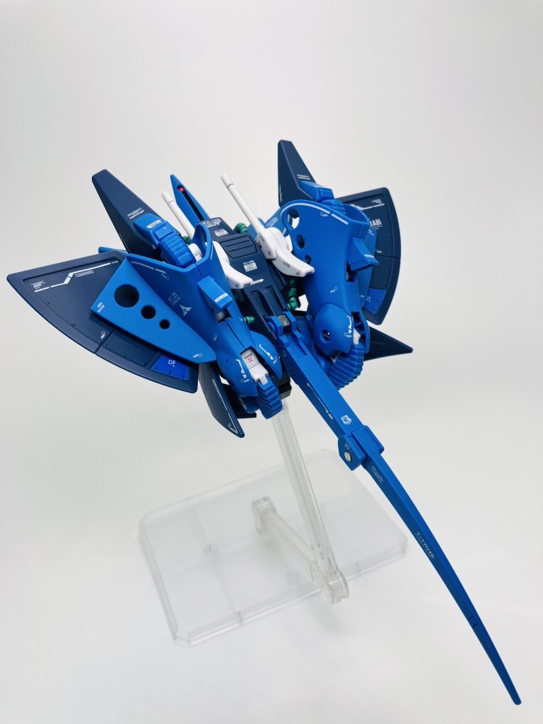 今回は変形後も想定してデカールをペタペタ、まぁ空いてる所に埋めていくいつも通りのスタイルですね🥳　一瞬、どっちが裏面なのかと😵‍💫