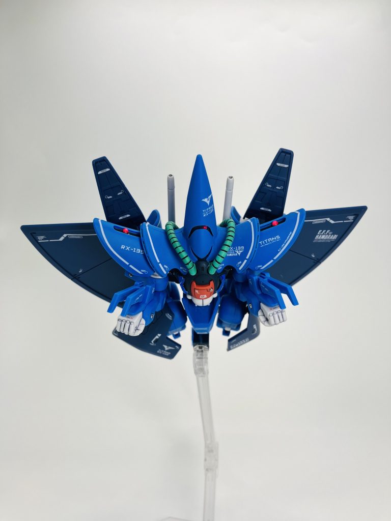 ちなみに、メインカメラは上下のスリットに2箇所、平らなスペースにシールを貼り付けるんですが「どこを向かせるか？」🤔悩んだ結果、ボックスアートを参考に向かって⬅️左方向に固定しました😤