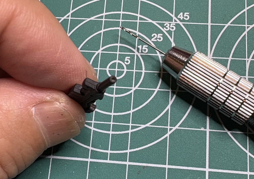 ビームライフは0.6mmのピンバイスで穴あけ。ポーズ固定なので銃口は見えませんが穴開けてみました。