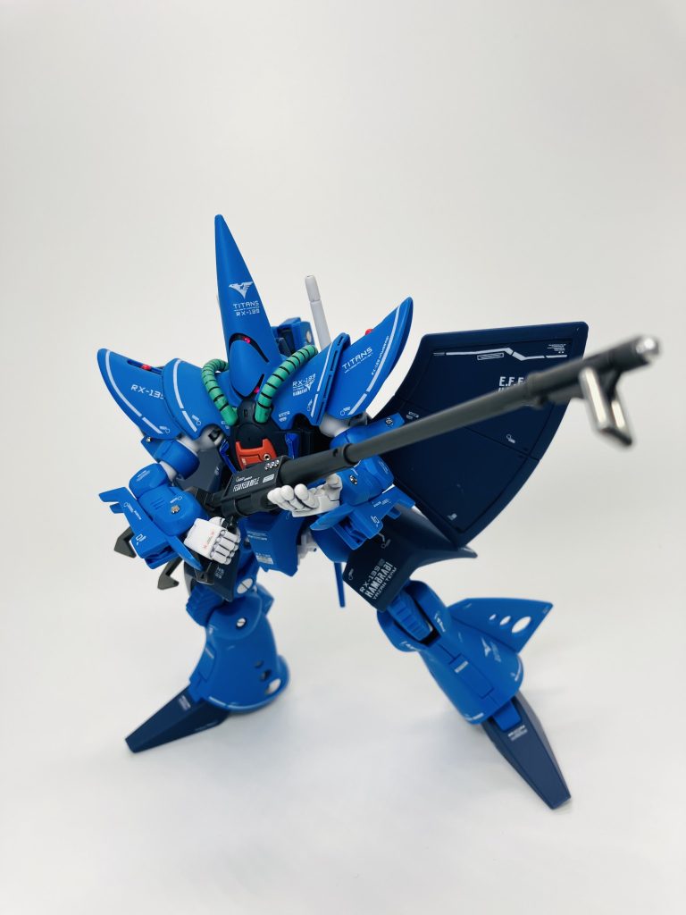 手首は握り手と持ち手が両手づつ、左手は平手が付属👍変形後も目がいく脚部パーツ前面のモナカ割り合わせ目はダンモで段落ち処理☺️