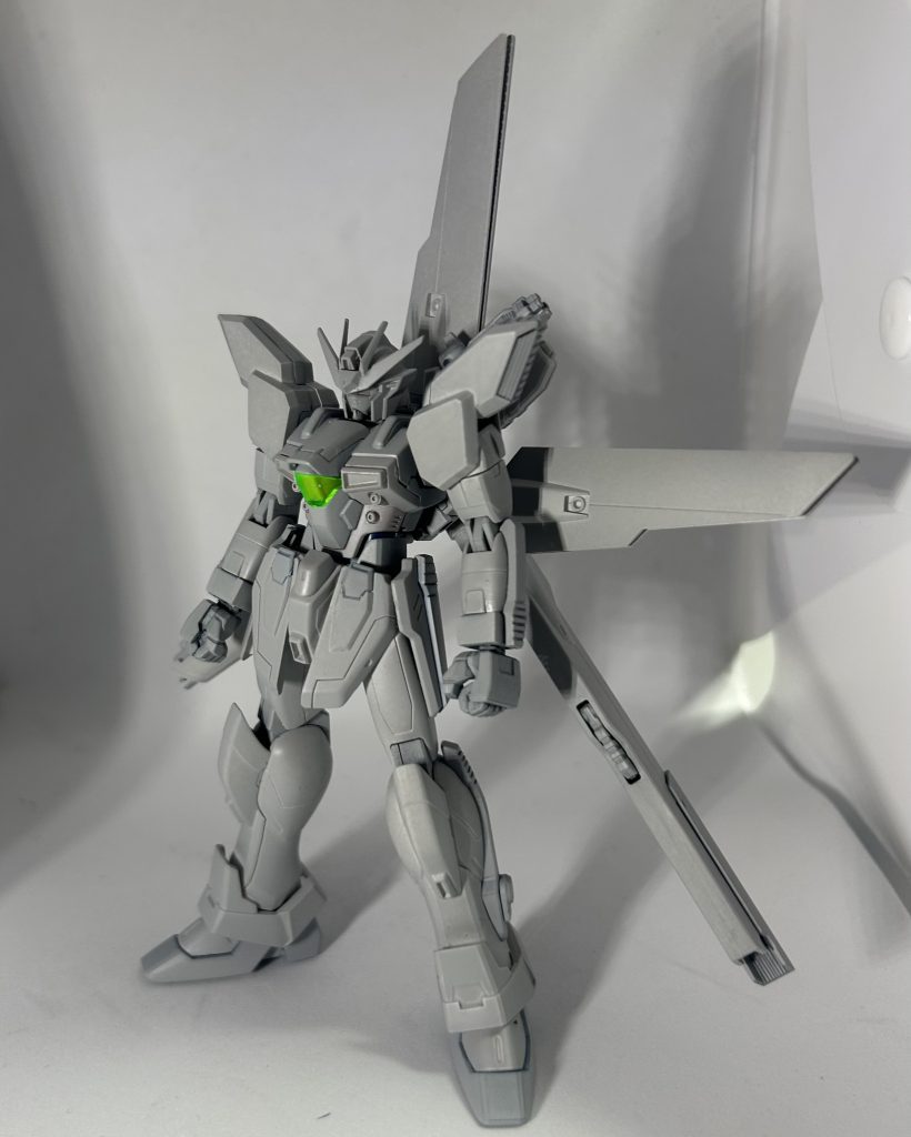 制作工程です。全体的に細くて、個人的にヒョロく感じるのでそう見せないように加工します。アフターウォーの世界観ではナヨナヨじゃ生き抜けない…！あと、第7次宇宙戦争の決戦用MSであり、当時最強のMSだったらしいのでその説得力を持たせられたらな、という感じで進めて行きます。ちななぜいきなりサフ状態なのかと言えば、単純に写真撮り忘れてたからです。加工箇所が分かりにくい！って方は制作途中の方でご確認を。どっちもそれでも分かりにくいけど！