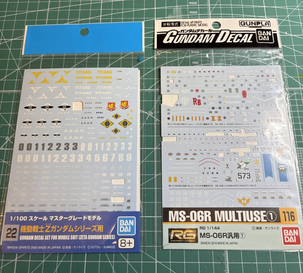 デカールは上記の写真の物から適当に選択して貼っています。