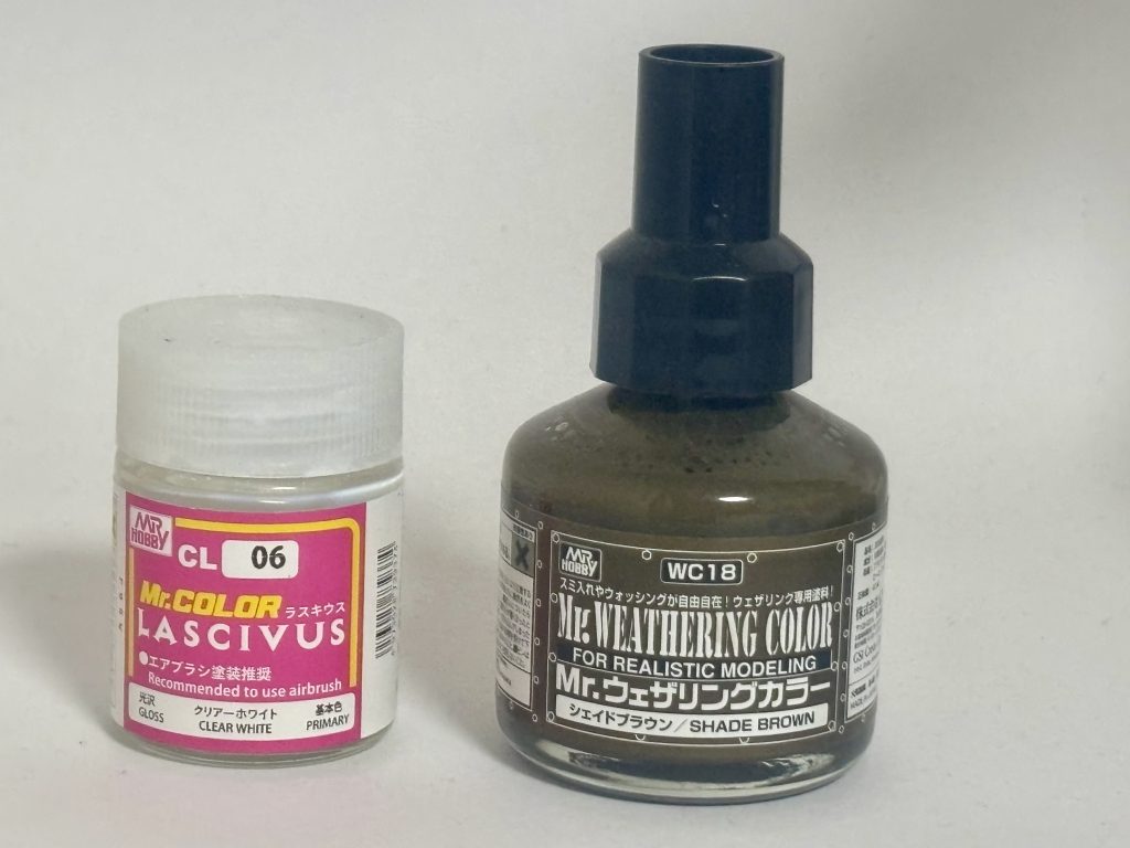 今回使ったのはクリアホワイトとスミ入れにシェイドブラウン