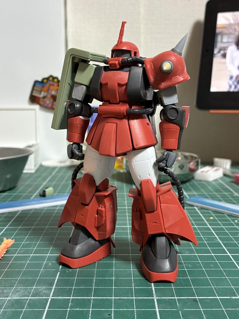 ミキシング・赤と黒→ジョニザク・緑→ザクリバイブ・白→オリジン改造・頭部→上方向へ幅増し・スパイク→くり抜いて作り直し・肘→ジョニザク+リバイブにして丸型関節へ形状変更定番の腰パイプ後方の切り欠けの工作は見えないのでパスしました各所いじってみましたが元キットいじるだけで十分楽しめたかもな感じはあります。