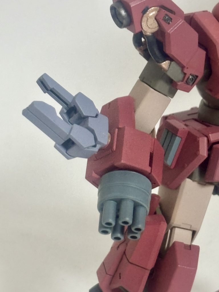 右腕にはオプションガトリングのショートバレルと30MMのオプションパーツセットのクローを取り付けクロー位置が違うのはご愛嬌