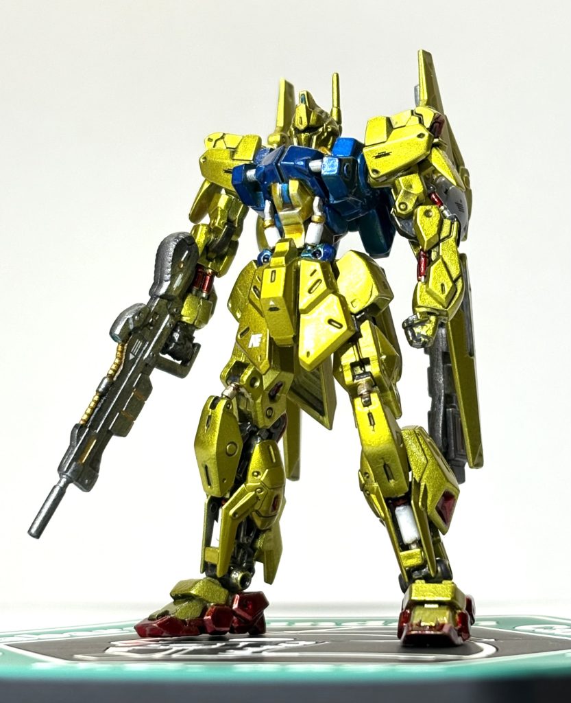 本体黄色部分をクリアイエロー、胴体部をクリアブルー+ディープクリアブルーでエアブラシで塗装。胴体部分の黄色部はエナメル塗料のクリアイエローに筆塗り。足の部分の赤もエナメル塗料のクリアレッドで筆塗しました。