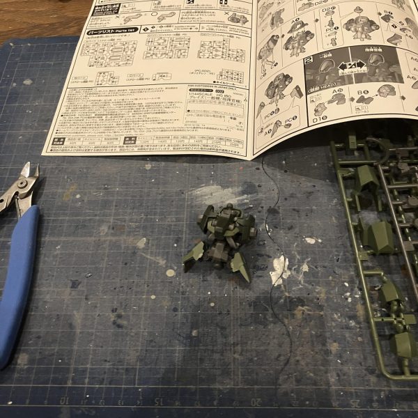 連休と有給を使って旅行へ🚌でも、ただの旅行ではありませんこれはガンプラ合宿なのである　笑 かのプラモ狂四郎がシャシャとヤスリ掛けをしていたように温泉♨️に入り酒を呑み、ガンプラを作る……狂四郎はそんなんしてないわ！( ´Д｀)っ))Дﾟ)・∵まだ夜は長い、ちゃんと組み上げまではやるつもり٩( ᐛ )و  （4枚目）