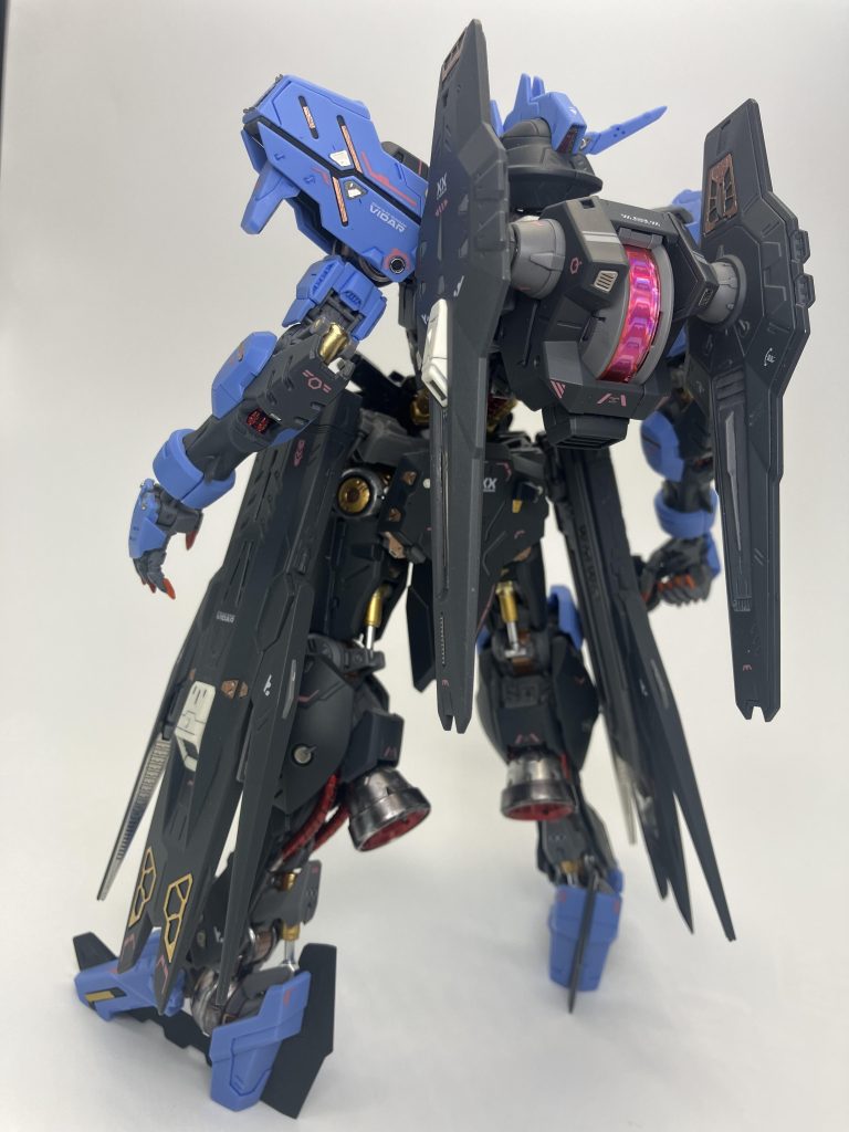 背部のエイハブ・リアクターはクリアパーツを研磨しつつ、オーロラ感を🤗 このアングルだと少し関節の塗装が見えますね🫣