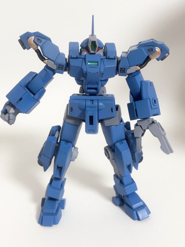 特徴的な左手のクローは30MMから。