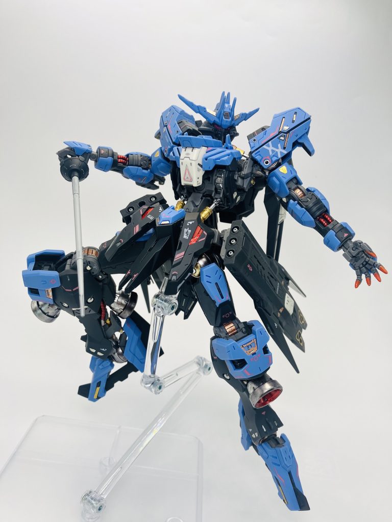 内部フレームはメタリックマーカーで塗装、メカ部分が露出多めなのでチラ見の美学ですね😆 製作途中で記念撮影しましたが、まったく見えないパイプなんかも🫥