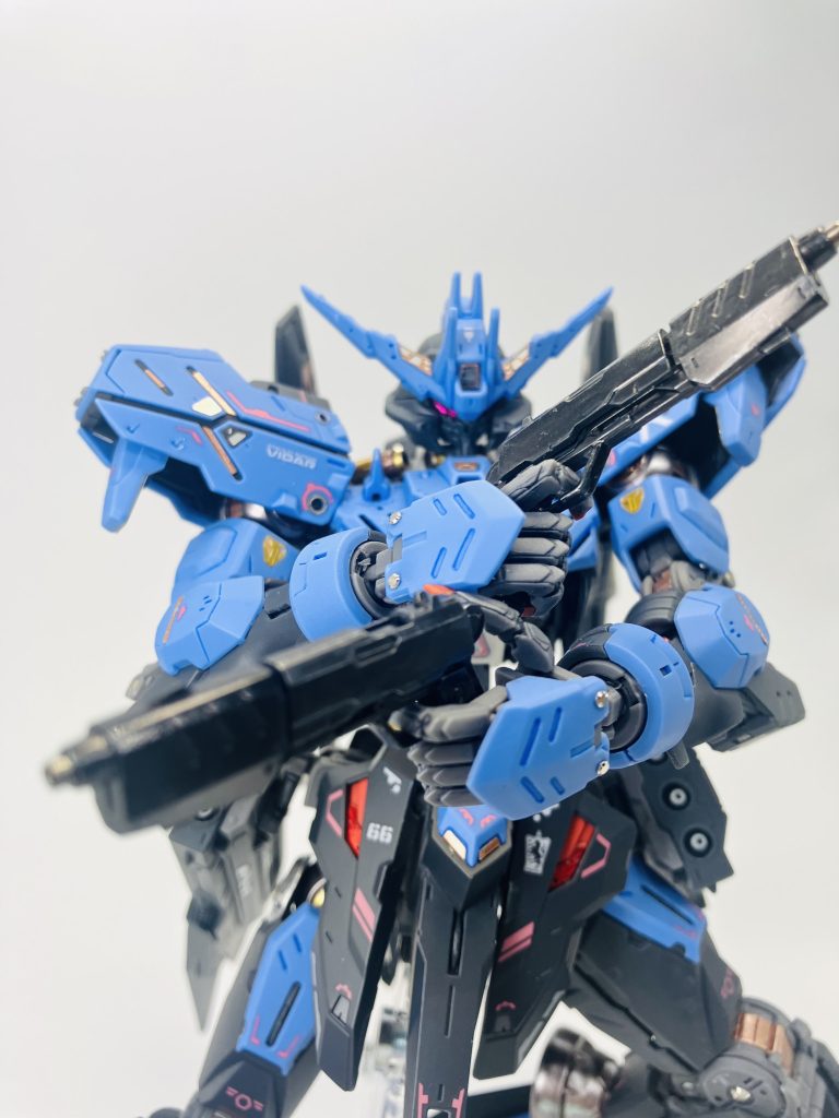 拳銃は撮影で初めて手に持たせたんですが、めでたくフォアグリップの塗装が剥げました😭 この後、すぐリタッチ🔜なので写真のいくつかはアーマーから外しています😖