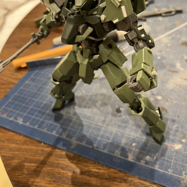 昨日、パチ組みを終わりましたグレイズ2日目は切って貼ってをしました٩( ᐛ )و今回、プラ棒しか入れてなかったのでランナーとタグを利用してAKさんばりに(比較にもなりませんが(￣▽￣;)工作をしてみました 今回は温泉地でしたがソロ活ガンプラを旅先でやるのは楽しいですよ皆さまもお試しあれ╰(*´︶`*)╯（2枚目）