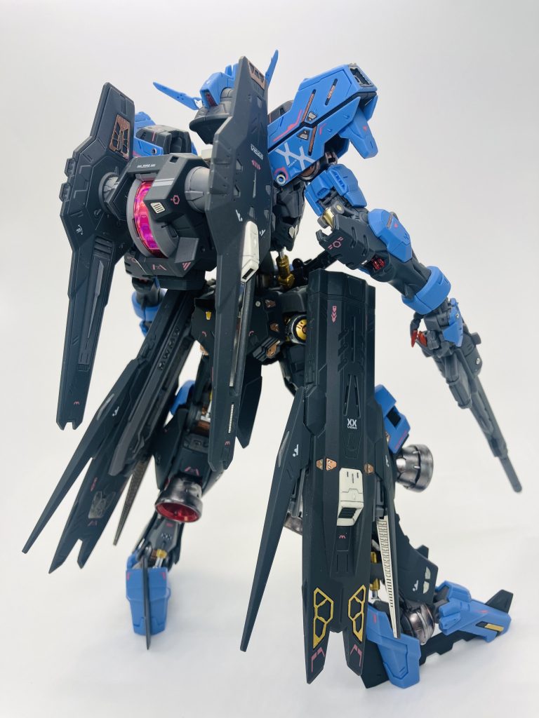 稼働は良好ですが、両腰部のサイドアーマーが干渉したりバランス調整がいるのでやや制限のある印象🤔