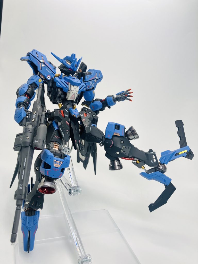 脚部底面にはハンターエッジが装備🔪もっと足あげたかったんですがバランスが難しい😓 結局、刃牙の範馬勇次郎のネリチャギが限界😏