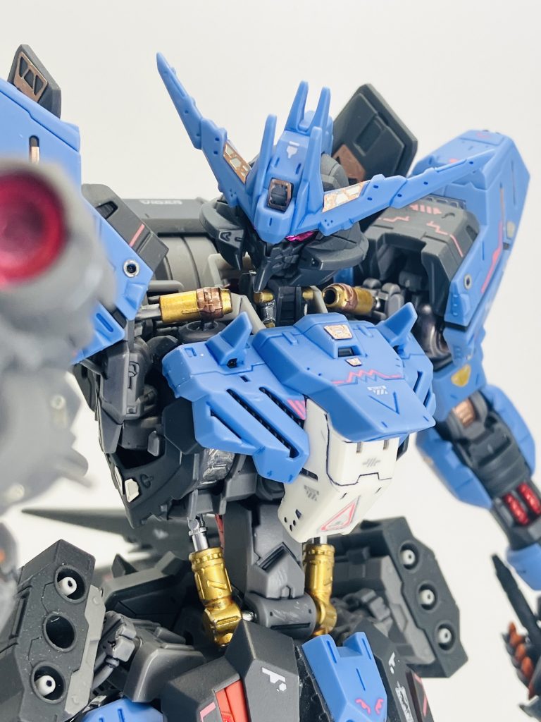 ツインアイやセンサーパーツは安定のレジン液で輝きを✨