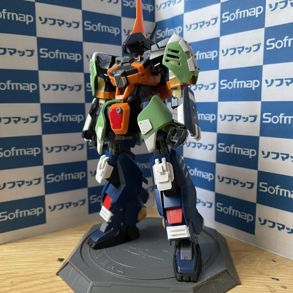 膝は納得できる形状になったが、肩アーマーは改修すれども納得いかず。脛は手付かず。