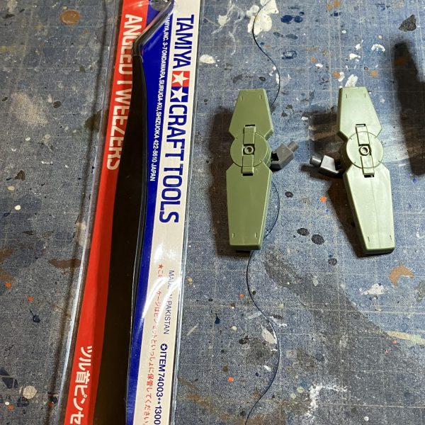 プラ材を見続け彷徨う〜🎶グレイズ、プラ材貼り完了ー╰(*´︶`*)╯新しく買ったタミヤのピンセットは使いやすかった☺️高いほどピンセットは良いと言うのはホントでした(￣▽￣;)明日から塗装に入ります🖌️考えている方法が上手くハマるといいのだけれども💦 紅白ガンプラ合戦はゲルググで参戦かな🤔あとはリペイントして過去作出そうかと思案中ちなみに自分は紅組予定(人数分担で変わる可能性があるみたい)（4枚目）