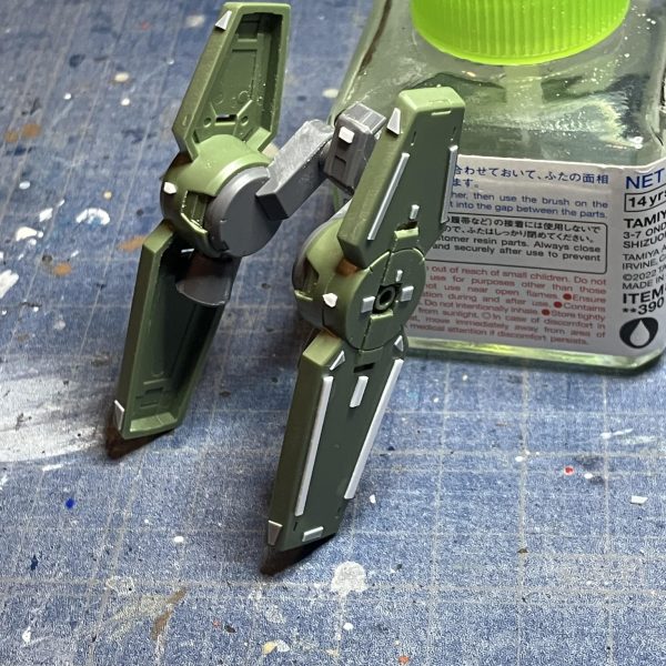 プラ材を見続け彷徨う〜🎶グレイズ、プラ材貼り完了ー╰(*´︶`*)╯新しく買ったタミヤのピンセットは使いやすかった☺️高いほどピンセットは良いと言うのはホントでした(￣▽￣;)明日から塗装に入ります🖌️考えている方法が上手くハマるといいのだけれども💦 紅白ガンプラ合戦はゲルググで参戦かな🤔あとはリペイントして過去作出そうかと思案中ちなみに自分は紅組予定(人数分担で変わる可能性があるみたい)（2枚目）