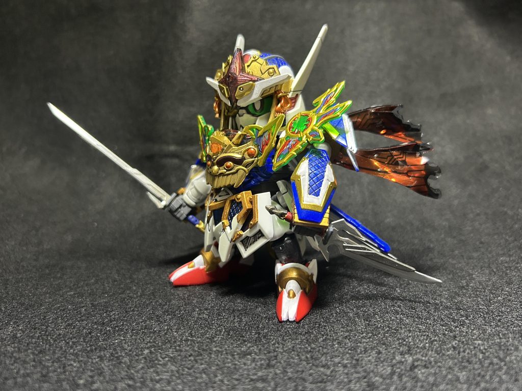 幸いメタリックシールは両面に模様が入っていましたので、マフラーの裏側を透明レジンで固め、メタリックシールを封入しました。この方が輝いてて好みです。