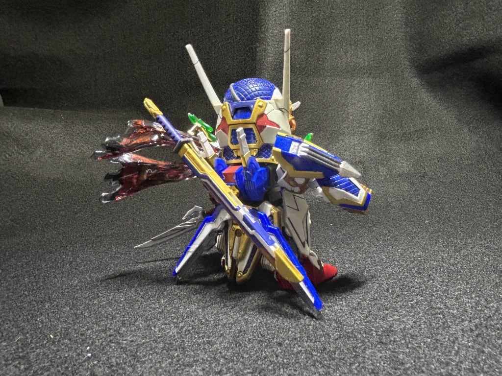 マフラーは実は↑この写真の面が前面に来るのですが、グレーのクリアパーツに裏から赤いメタリックシールを貼る仕様のため少しくすんで見えました。なので↓