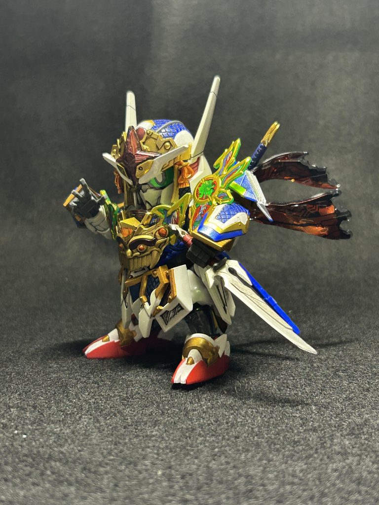 シールとパッケージを参考に各パーツの白、金、青を塗り分け。綺羅鋼はほとんどそのまま使っています。塗装は大部分をラッカーでエアブラシ、細部は筆塗りとしました。細部までマスキングしてエアブラシ塗装する根気はなかなか持てません笑