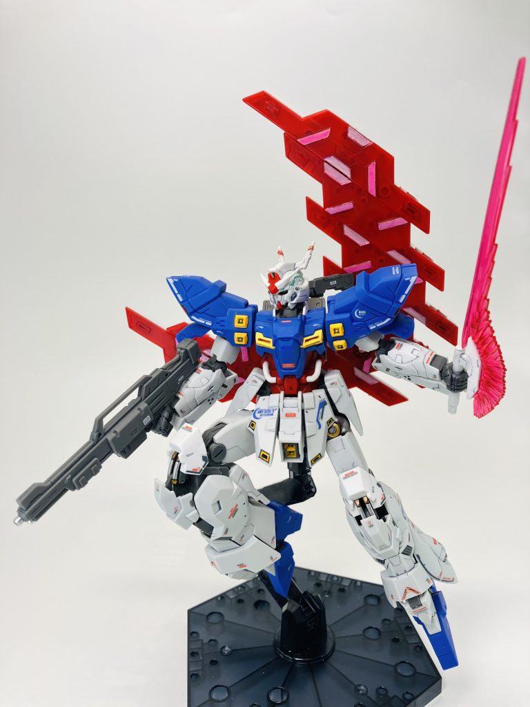 今回もガーレリーのメタリックマーカーを中心に内部フレームやシリンダーを塗装、粘着力を弱らせたマスキングテープで✨煌めきを意地でも維持させます😉 チラ見の美学🫣