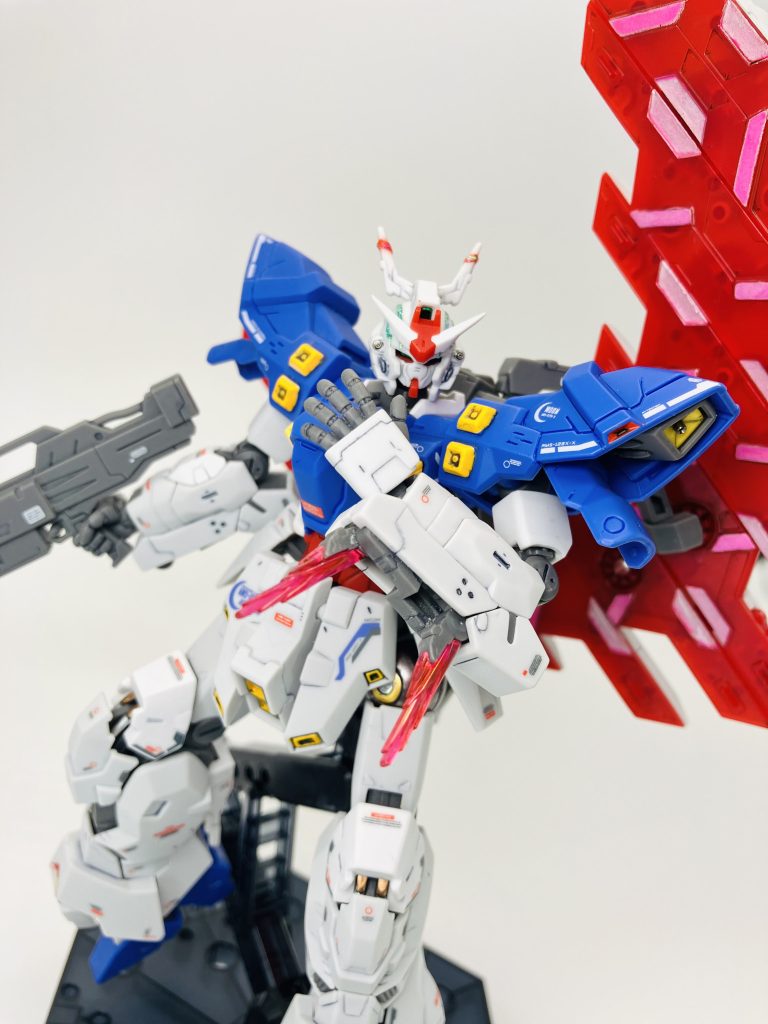 両前腕部には展開ギミックのあるバタフライエッジもエフェクトパーツ付きで再現😘他の武装はビームライフルにビームトマホーク、トマホークはバックパックに装着できます🥴