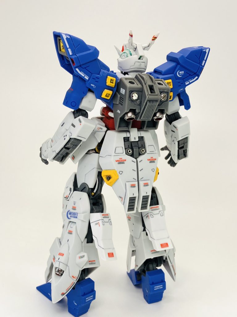 各部スラスターはヘビーガンメタリック、ふくらはぎはアーマーが展開できます🤗リアアーマーに溢れるサザビー風味🥳