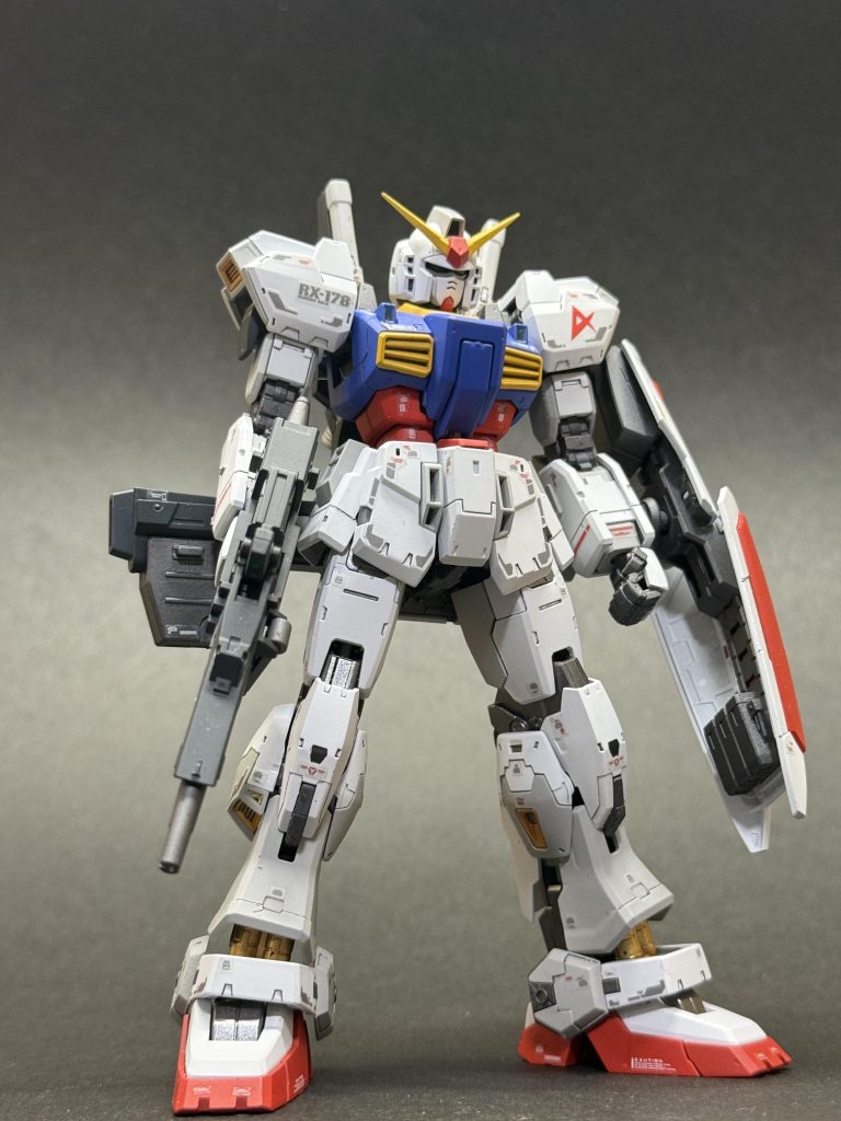 プレバン限定のやつは成型色の都合上、肩が青で腰がグレーだったと思いますがミッドナイトブルーと赤で塗ってます。