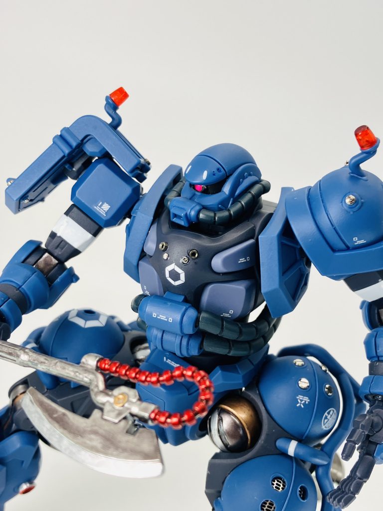 両肩の🚨パトライトは基部を削りこみシャープにしつつ、クリアパーツは研磨&中身をレジン液で🤩　📓詳細は制作日記にて😘