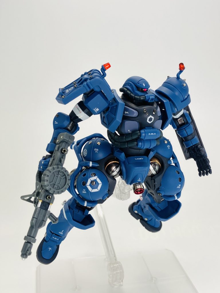 脚部の4個のタンクは前はエッチングメッシュ内蔵、濾過装置でしょうか😪　後ろはマイナスモールドで蓋を😉