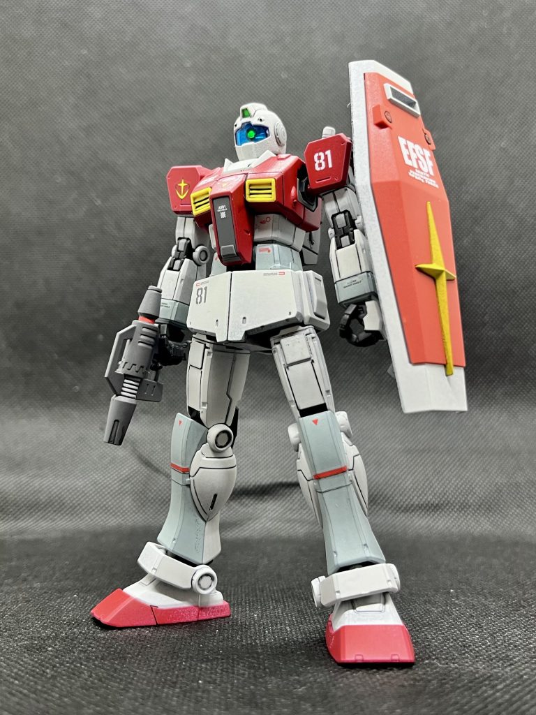 シールドはオリジン版ガンダムから拝借。素ジムですが、かなり贅沢な部品取りをしてます(汗)