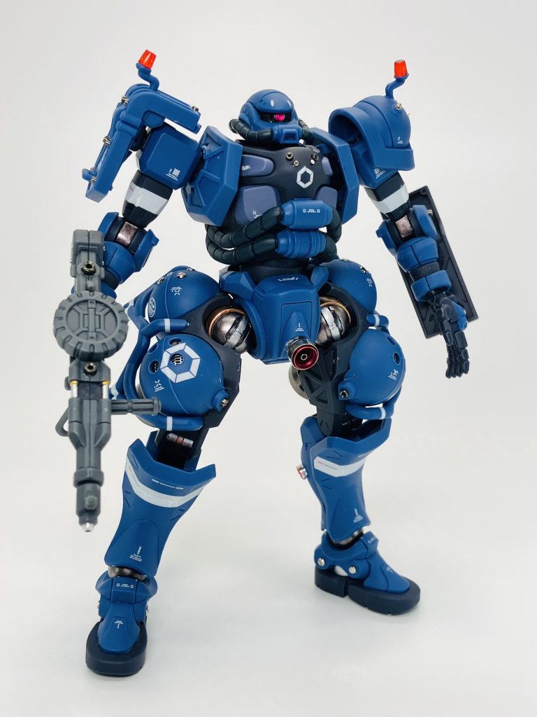 立膝ポーズでシャッター開けるシーンとかも再現したかったんですが、脚部パーツがミシキシ言い出したんで断念😖