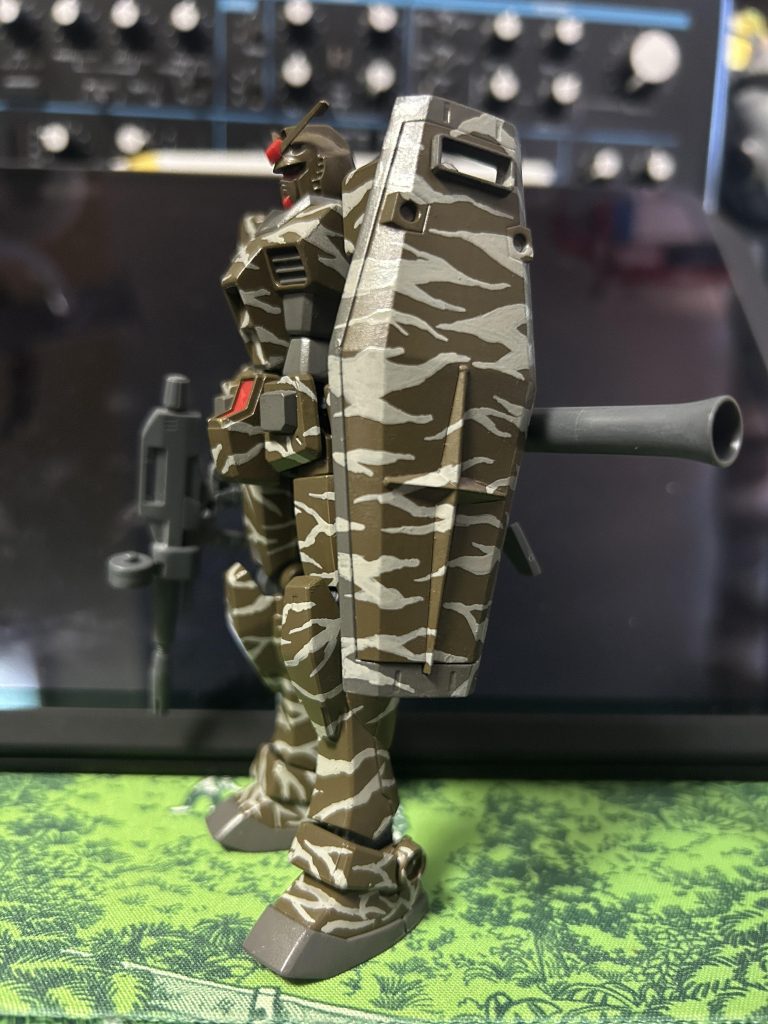 ガンダムをタイガーストライプに塗りました–2枚目/制作者：匿名