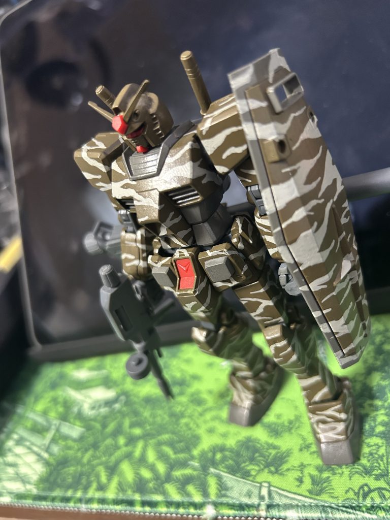 ガンダムをタイガーストライプに塗りました