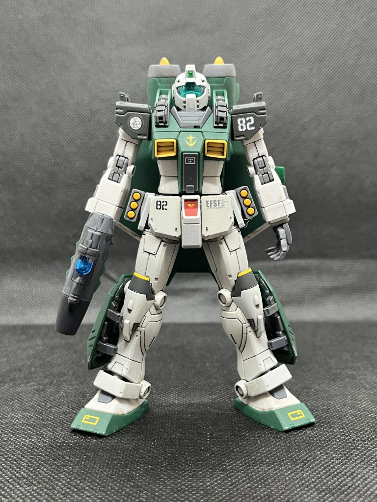 前作で「素ジム」を HG ジム (ショルダー・キャノン装備/ミサイルポッド装備)と本ジム・スループからミキシングして作成しました。その際、ジム・スループの腰から下、頭を使ってしまったので、残っている「ジム (ショルダー・キャノン)」の「腰から下」と「頭」を活用して本機を完成させました。やってみたら、なかなかカッコよく出来上がったので気に入ってます。