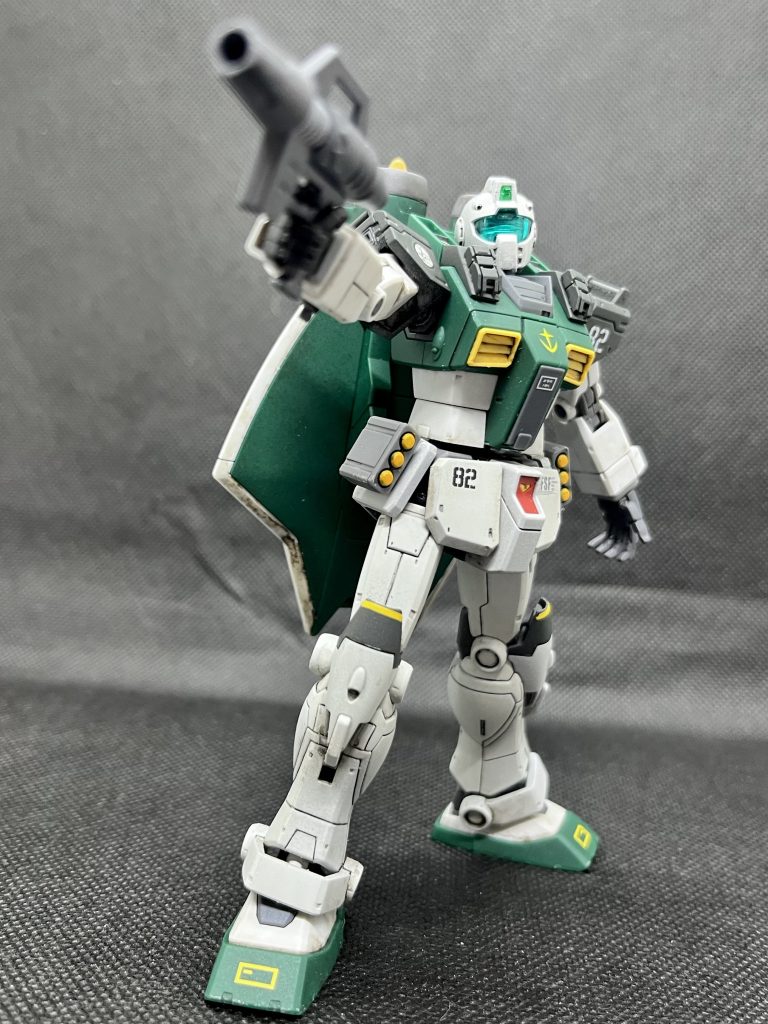 足の補助バラストタンクを外したところ。水陸両用で陸上でも活動できるから、陸上では重たいタンクは外すでしょうね。ジムの通常装備であるビームスプレーガンを持たせてみました。ジムなのに(?)カッコいい！（自画自賛）