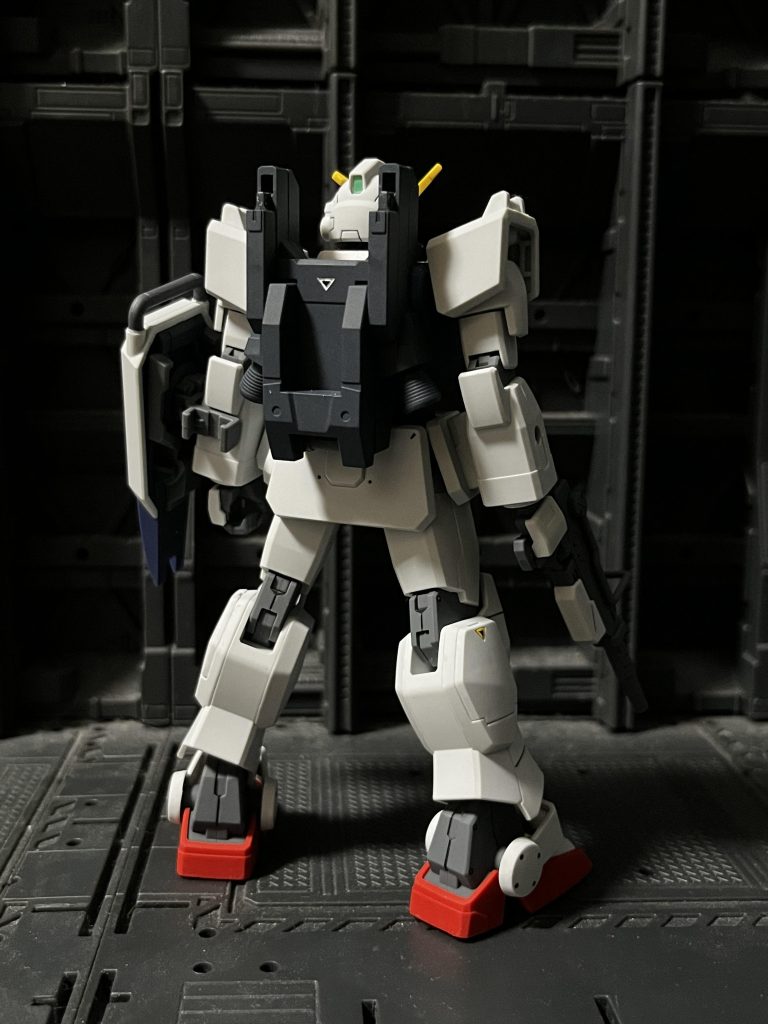 ジオン軍の戦線拡大に伴い急造された機体、ガンダム開発時に出た余剰パーツを再使用し組み上げられており、性能は陸戦型ジム以上、陸戦においてはガンダムと同等であるとかなんとか…ただ元々の開発コストが高いガンダム系のパーツが使われているため量産機には向かず、少数の量産となりました