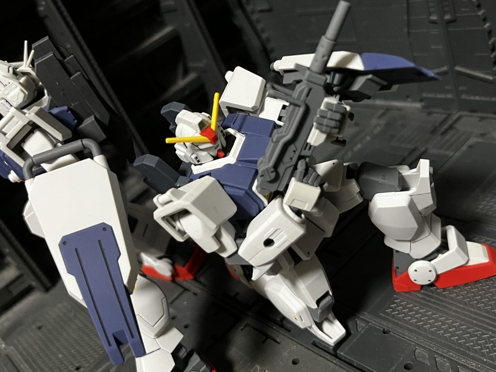 武装が大変豊富です、ビームライフル、100mmマシンガン、180mmキャノン砲、ビームサーベル、胸部バルカン及びマルチランチャー、シールドなど。陸戦型ジムと共通規格なのでそちらも合わせると相当数ありますね