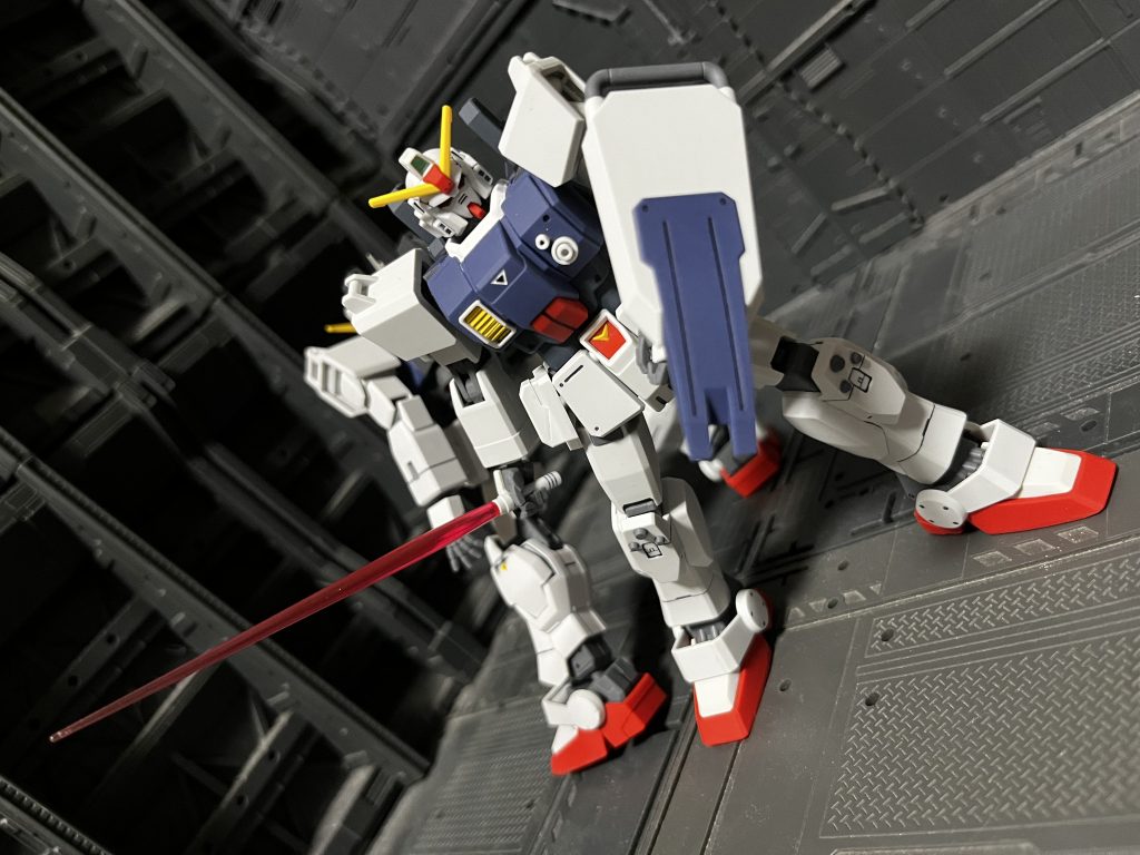 この機体の特徴として型式がとても珍しい並びをしています。最初はRX、これは連邦軍試作機という意味でガンダム系はみんなRXから始まります。しかし後ろの数字は79、これは本来量産機のジム系に使われる数字です。なので型式だけでみれば単純に量産型ガンダムという解釈も取れるのではないかなと思います