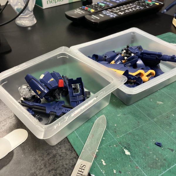 メタリックマーカーで塗装した外せない部分はマスキングしないともちろんツヤツヤがなくなっちゃうので、初手で塗装して乾燥時間を長めに&マスキングテープも粘着が強いと剥がれちゃうので、豆腐パックの裏でペタペタして弱めてます🥰ですが❗️それでも塗膜が痛む時があるのである意味1番ドキドキタイム⏰です😬　あと、余談ですが豆腐パック万能説🥳ライフの麻婆豆腐専用豆腐よパックはサイズもGOOD👍👍　お豆腐も崩れず美味しい😋（3枚目）