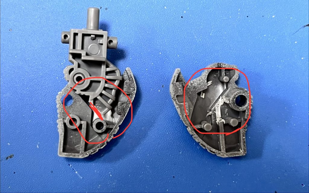 S字立ちが決まるように、膝関節の中を削り込んでます。